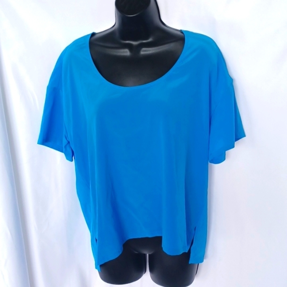Bella Luxx cerulen short sleeve silk blouse. Size Medium. Scoop neck design.